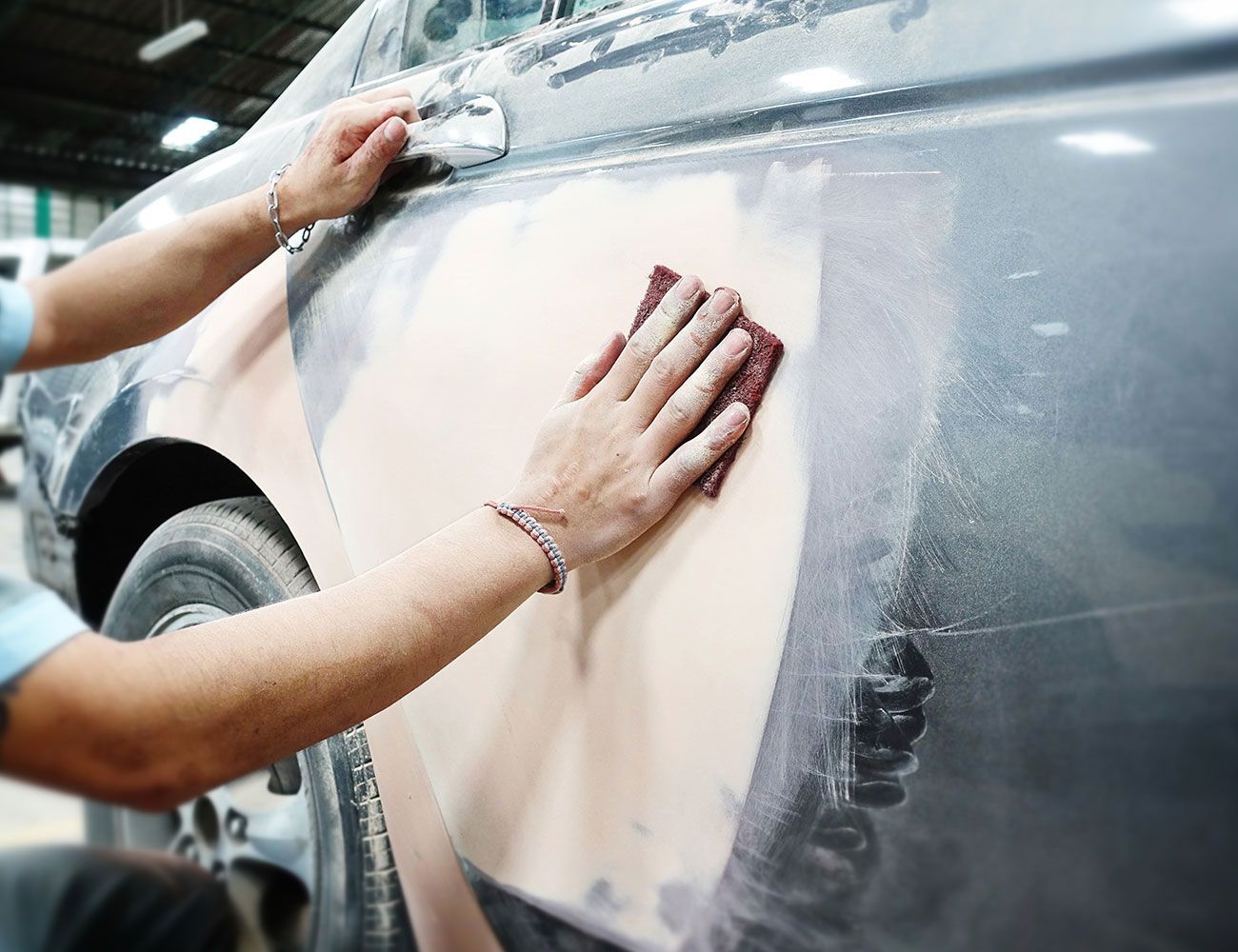 Unfallreparatur - Autotür wird repariert