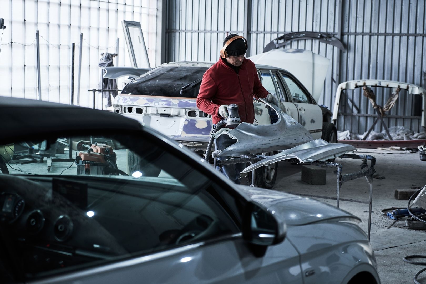 Autoreparatur in einer Werkstatt